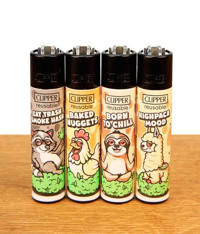 Vier nachfüllbare Clipper Stoned Animals #3 Feuerzeuge als komplette Sammlerserie mit Comic-Tier-Motiven auf Holz.