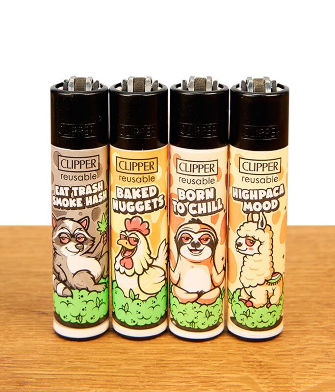 Vier nachfüllbare Clipper Stoned Animals #3 Feuerzeuge als komplette Sammlerserie mit Comic-Tier-Motiven auf Holz.