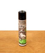 Wiederbefüllbares Clipper Stoned Animals #3 Gasfeuerzeug mit Waschbär-Motiv und Text „Eat Trash Smoke Hash“ auf Holz.