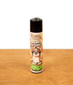 Wiederbefüllbares Clipper Stoned Animals #3 Gasfeuerzeug mit Faultier-Motiv und Spruch „Born to Chill“ auf einer Holzplatte
