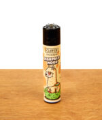 Nachfüllbares Clipper Stoned Animals #3 Feuerzeug mit Alpaka-Motiv und Spruch „Highpaca Mood“ auf einer Holzoberfläche.