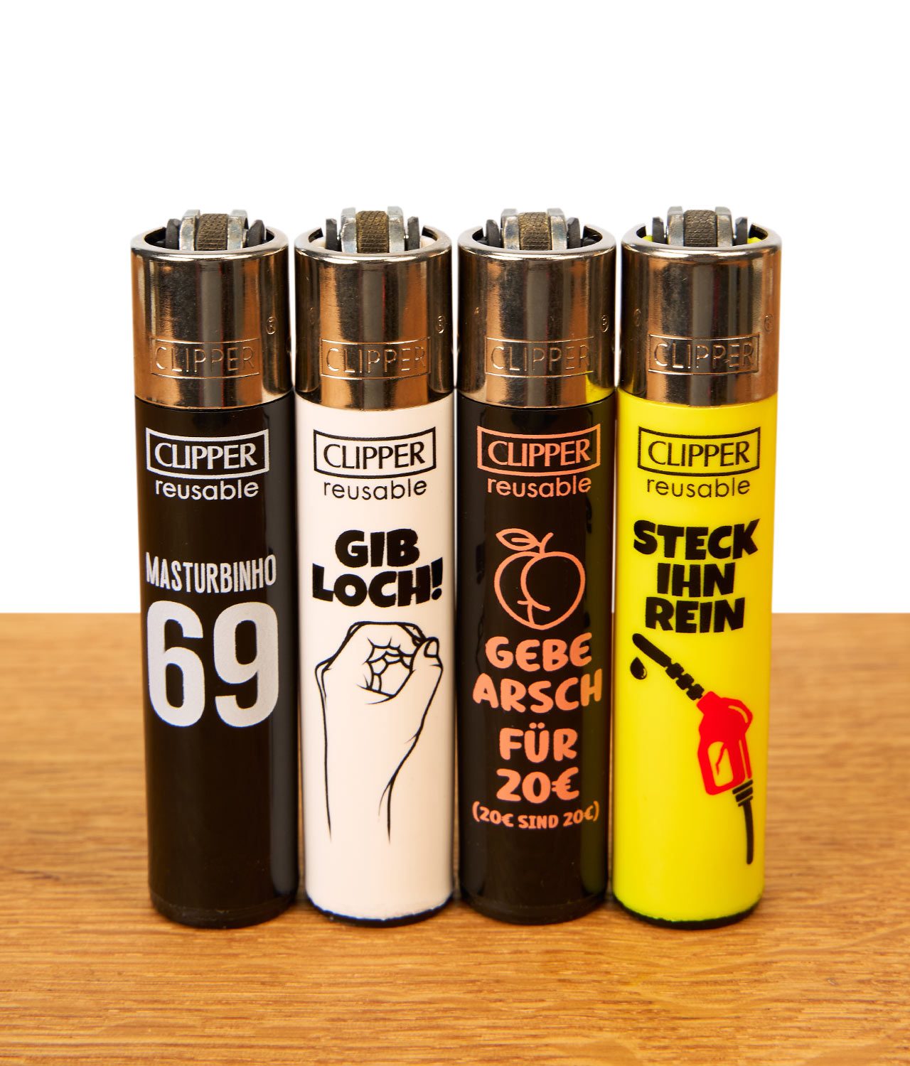 clipper-ffx-sex-sprueche-2-4er-serie-jpg Vier nachfüllbare Clipper FFX Sex Sprüche #2 Feuerzeuge als komplette Sammlerserie mit provokanten Texten auf Holz.
