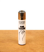Weißes nachfüllbares Clipper FFX Sex Sprüche #2 Reibradfeuerzeug mit Aufdruck „Gib Loch!“ auf einer Holzoberfläche.