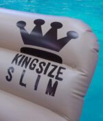 Detailansicht des schwarzen Kingsize Slim Kronen-Aufdrucks auf der beigefarbenen RAW Floaty Pack Luftmatratze.