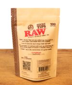 Rückseite der RAW Sticky Tips 100er Pack Verpackung mit Produktbeschreibungen und Barcode auf Holzuntergrund.