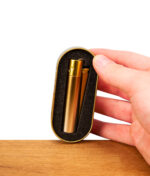 Clipper Metall Gradient Elegance Matt in goldener Geschenkdose mit Schaumstoff, von einer Hand präsentiert.