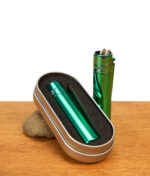 Clipper Metall Turquoise Set mit zwei Feuerzeugen, eines in der Metalldose und eines stehend auf einem Holztisch.
