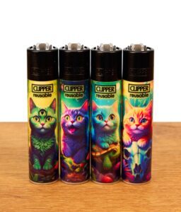 Clipper FFX Magic Catz Reibradfeuerzeuge im 4er-Set mit psychedelischen Katzenmotiven nebeneinander auf Holz.