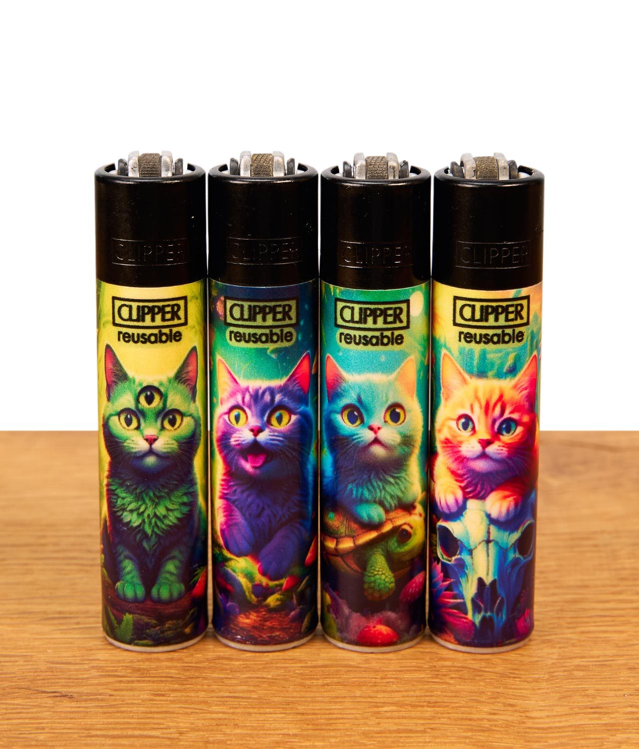 clipper-ffx-magic-catz-4er-serie-jpg Clipper FFX Magic Catz Reibradfeuerzeuge im 4er-Set mit psychedelischen Katzenmotiven nebeneinander auf Holz.