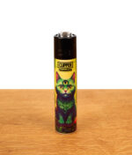 Clipper FFX Magic Catz 3-Eyed Cat Reibradfeuerzeug mit dreiäugiger, grüner Katze im Full-Face-Druck auf Holz.