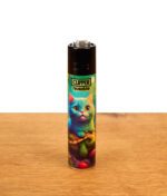 Clipper FFX Magic Catz Cat on Turtle Reibradfeuerzeug mit blauem Katzen- und Schildkröten-Motiv auf Holz.