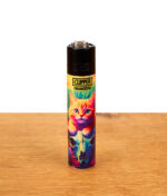 Clipper FFX Magic Catz Skull Cat Reibradfeuerzeug mit Katzen- und Tierschädel-Motiv auf einer Holzoberfläche.