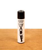 Clipper FFX Adult #6 My Hobby Is Your Secret Reibradfeuerzeug mit Dominatrix-Motiv im Full-Face-Druck auf Holz.