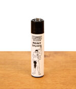 Clipper FFX Adult #6 Perfect Balance Reibradfeuerzeug mit schwarz-weißem Kamasutra-Motiv auf Holzuntergrund.