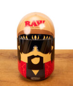 Geschlossenes Mini Josh Metalletui der RAW Cone Pipe Limited Edition im Comic-Design stehend auf einer Holzoberfläche.