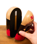 Eine Hand öffnet das Mini Josh Capsule Case und zeigt die RAW Cone Pipe Glaspfeife sicher verpackt im Schaumstoff.
