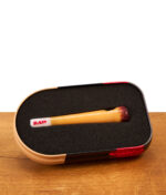 RAW Mini Josh Cone Pipe Glaspfeife in Joint-Optik liegend im geöffneten Case mit Schaumstoffeinlage auf Holz.