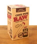 RAW Mini Josh Cone Pipe Produktverpackung aus Karton für die limitierte Borosilikatglas-Glaspfeife auf Holz.