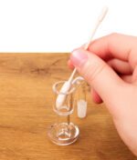 Reinigung eines Quartz Slurper Bangers mit einem biegsamen Glob Mops Wattestäbchen aus reiner Baumwolle.