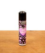Das lilafarbene Modell des nachfüllbaren Clipper FFX Kiss me #3 Gasfeuerzeugs mit dem provokanten Spruch „GO AWAY“ im großen Herz.