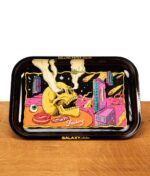 Schwarzes Smoking Rolling Tray Inferno aus Metall. Glänzende Drehunterlage mit rauchendem Totenkopf und Weltraum-Motiv.