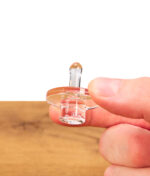 Honeybee Herb Terp Slurper Carb Cap aus klarem Quarzglas in der Hand gehalten.
