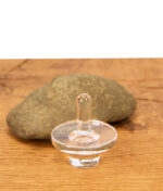 Aufrecht stehende Honeybee Herb Terp Slurper Carb Cap aus Quarzglas auf Holz