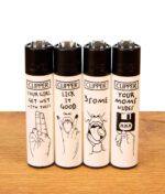 Vier weiße Clipper-Feuerzeuge der Serie Adult #1 auf Holz mit den Motiven Your Girl, Lick it Good, 3some und Your Moms Nudes.