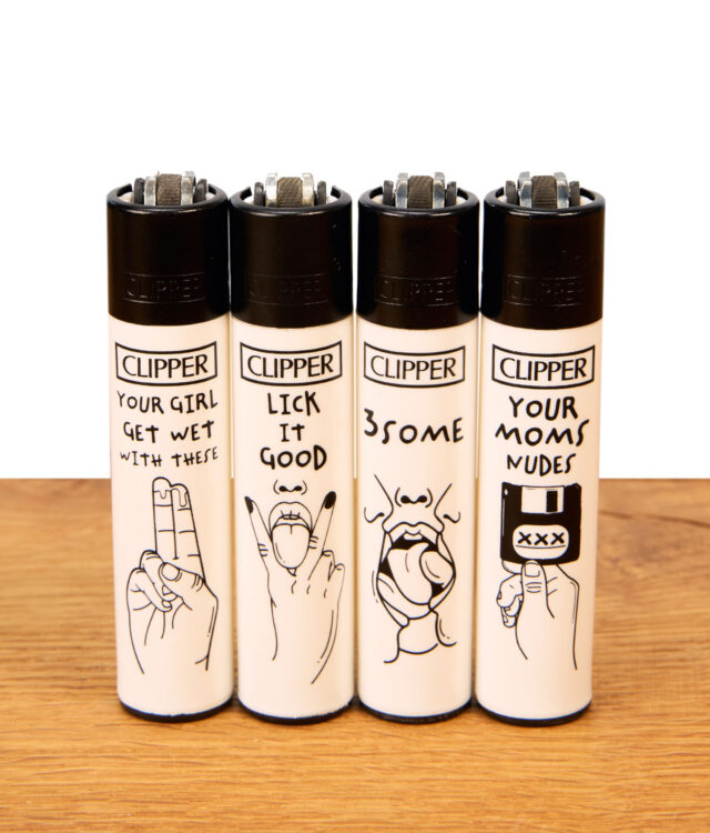 Vier weiße Clipper-Feuerzeuge der Serie Adult #1 auf Holz mit den Motiven Your Girl, Lick it Good, 3some und Your Moms Nudes.