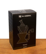 Schwarze Produktverpackung des MJ Arsenal Triad Mini Rig aus Karton auf einer Holzoberfläche.