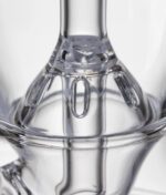 Detailansicht des internen Perkolators im Boden der MJ Arsenal Triad Dab Rig für optimale Filtration.