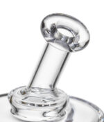 Nahaufnahme des abgerundeten Mundstücks und des gebogenen Halses der MJ Arsenal Triad Dab Rig.