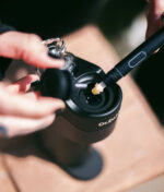 Nahaufnahme beim Beladen der Heizkammer des Dr. Dabber Switch GO Vaporizers mit Konzentrat.