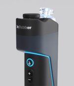 Nahaufnahme des oberen Teils des Dr. Dabber Switch GO mit Glasaufsatz und leuchtendem LED-Streifen.