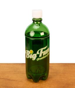 Die fertig einsatzbereite Big Fun Gravity Bong im grünen Soda-Flaschen-Design.