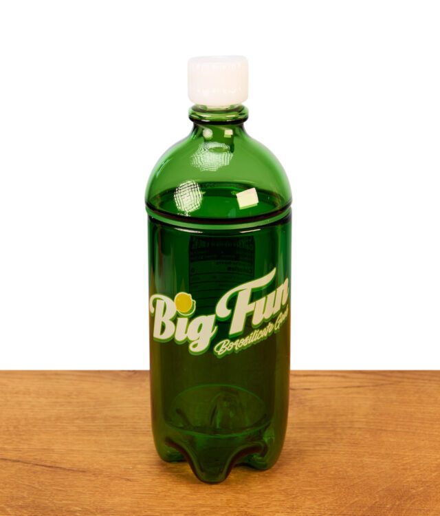 Die fertig einsatzbereite Big Fun Gravity Bong im grünen Soda-Flaschen-Design.