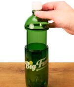 Eine Hand hebt das Innenglas der Big Fun Sublime Gravity Bong zur Funktions-Demo.