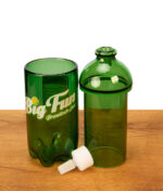 Einzelteile der Big Fun Gravity Bong aus grünem Borosilikatglas mit Quarz-Kopf.