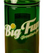 Nahaufnahme des weißen Big Fun Logos auf dem grünen Glas der edlen Gravity Bong.