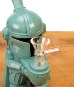 Nahaufnahme einer Space Hero Silikon Bong mit Fokus auf den eingesetzten, transparenten Glaskopf mit praktischem Haltegriff.