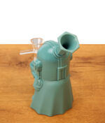 Rückansicht der Space Hero Silikon Bong aus Silikon auf Holz mit Fokus auf das hexagonale Mundstück am oberen Teil des Helms.