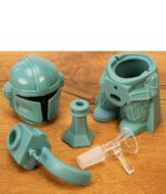 Komplett zerlegte Space Hero Silikon Bong auf Holzoberfläche, zeigt alle fünf modularen Einzelteile inklusive klarem Glaskopf.