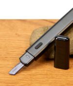Nahaufnahme des G Pen Melt Hot Knife auf Holz, elektronisches Dab-Tool mit abgenommener Kappe und flacher Keramik-Heizspitze.