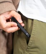 Hand hält G Pen Melt Hot Knife vor Hosentasche um handliche Größe zu veranschaulichen.