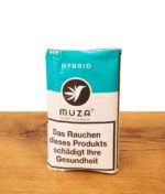 Das blaue Pack des Muza Hybrid Tabakersatz steht aufrecht mit Warnaufdruck auf Holz.