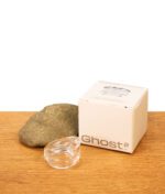 Dr. Dabber Ghost 2 Glas Mundstück aus klarem Glas neben der weißen Originalverpackung auf Holz.