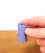 Lilafarbenes Puffco Pivot Mundstück aus Silikon in der Hand gehalten, zeigt die kompakte, ergonomische Form für Vaporizer.