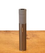 Graues Puffco Pivot Mundstück aus robustem Silikon, bündig montiert auf dem schlanken Puffco Vaporizer auf einem Holztisch.