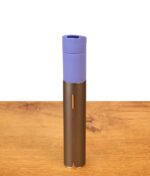 Lilafarbenes Puffco Pivot Mundstück aus Silikon, fest verbunden mit dem edlen Metallgehäuse des Vaporizers auf Holz stehend.