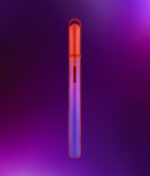 Puffco Hot Knife Plasma Edition in Farbverlauf von Blau, Lila, Pink zu Rot auf dunklem, Lilafarbenden Hintergrund freigestellt.